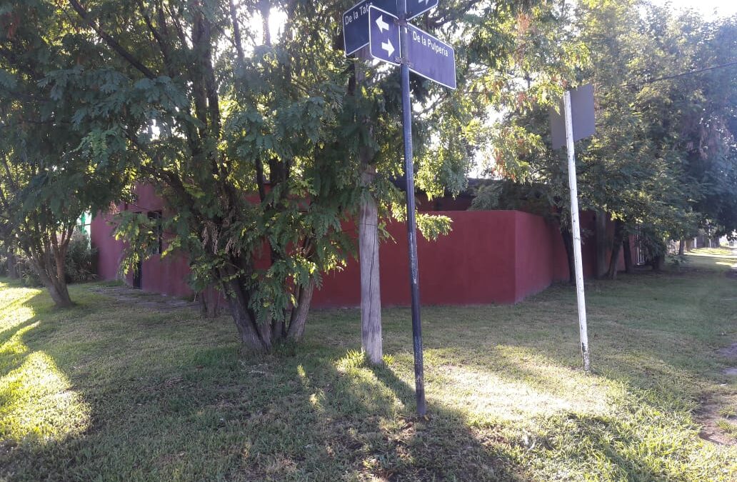 #Vendo Tres propiedades en esquina con cancha de pádel – NO DISPONIBLE