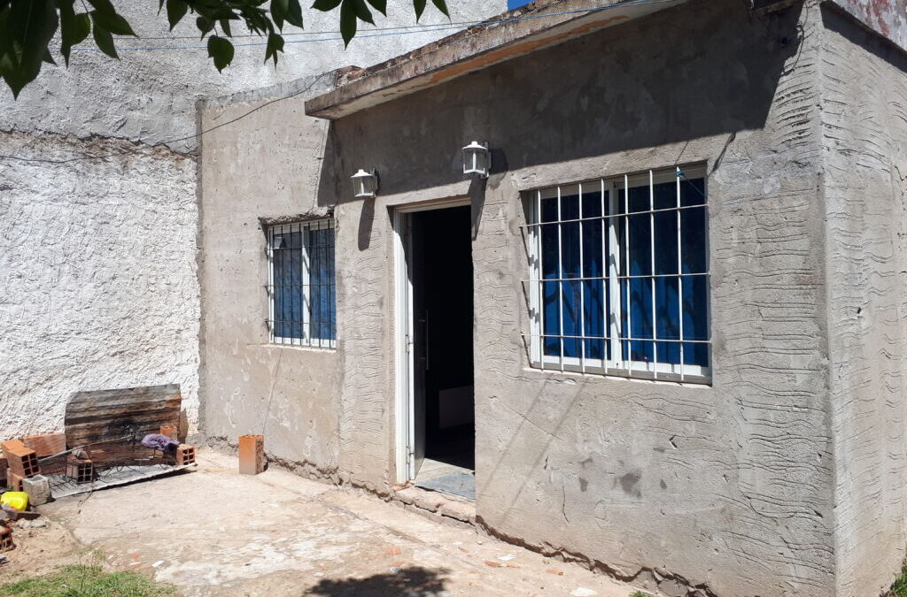 #VENDO CASA DE TRES (3) DORMITORIOS A REFACCIONAR – VENDIDA