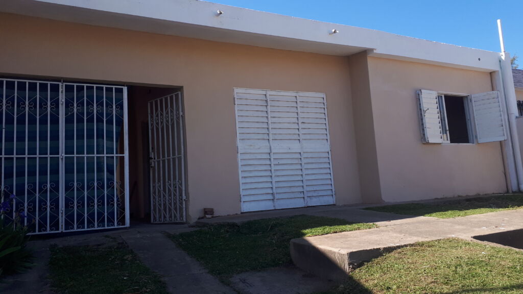 #VENTA CASA DE TRES (3) DORMITORIOS CON PATIO VERDE