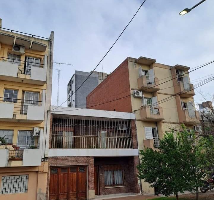#VENTA CASA CENTRICA DE TRES DORMITORIOS CON COCHERA 🏡