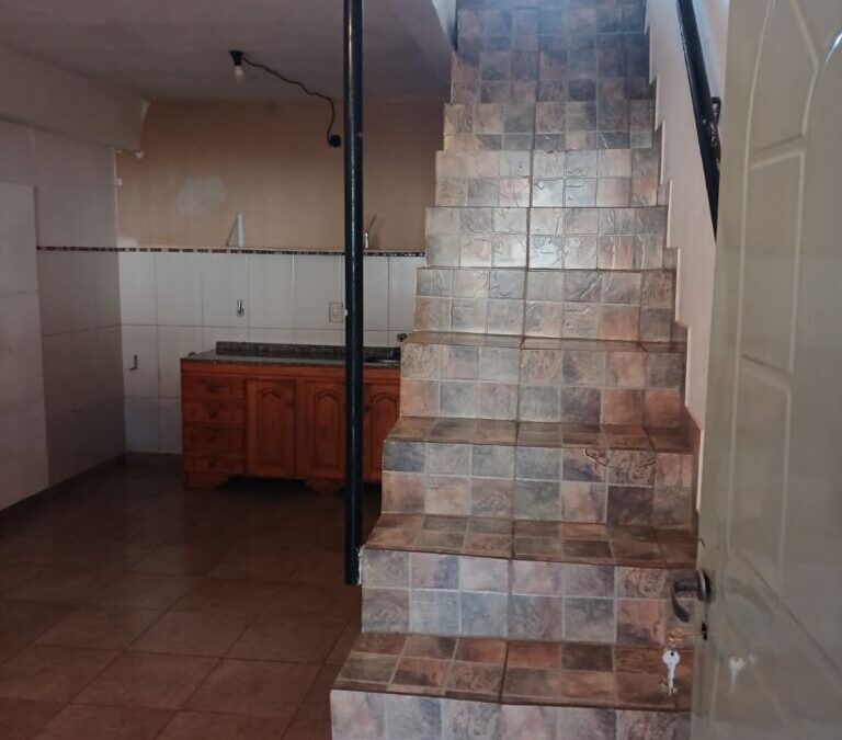OPORTUNIDAD DUPLEX DOS DORMITORIOS CON COCHERA Y PATIO-.